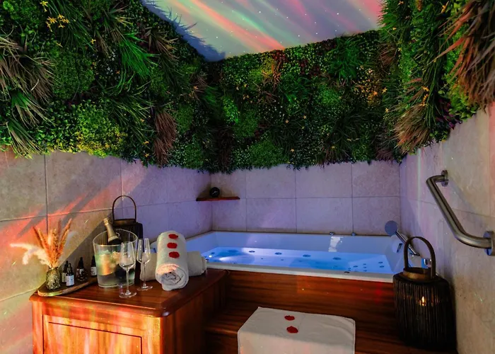 Logis Domaine Du Vieux Porche Resort *